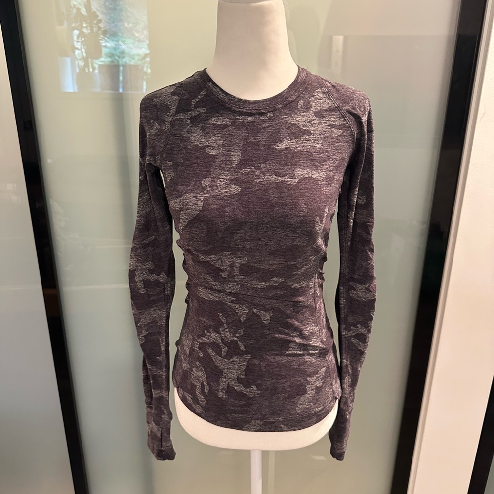 Lululemon long sleeve fitted top.
